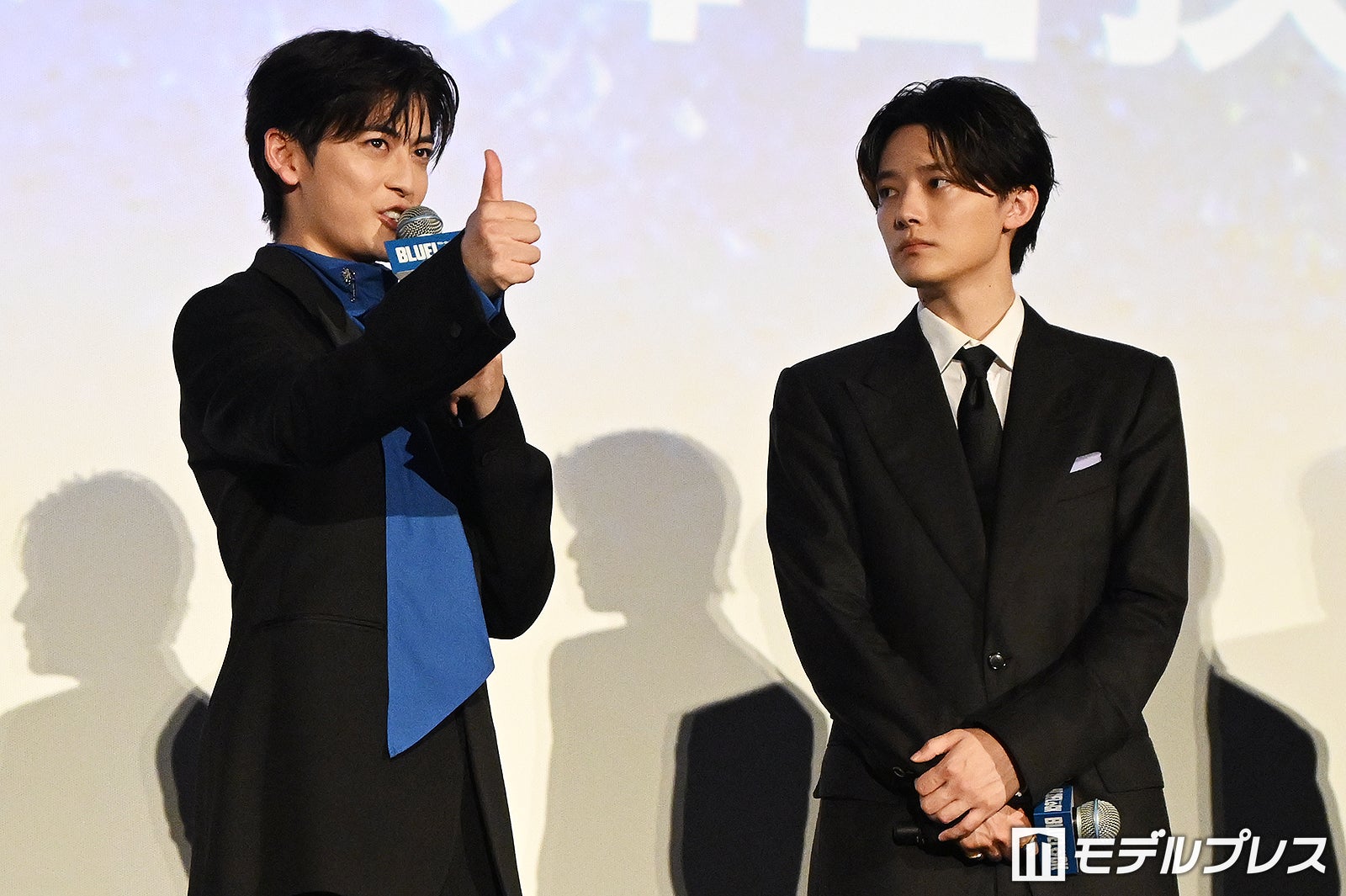サッカー監修・松井大輔氏にグッドポーズをされて嬉しかった高橋文哉（C）モデルプレス