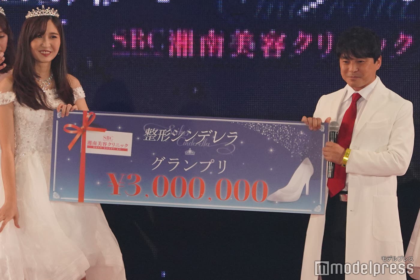 優勝賞金として300万円が贈られた(C)モデルプレス