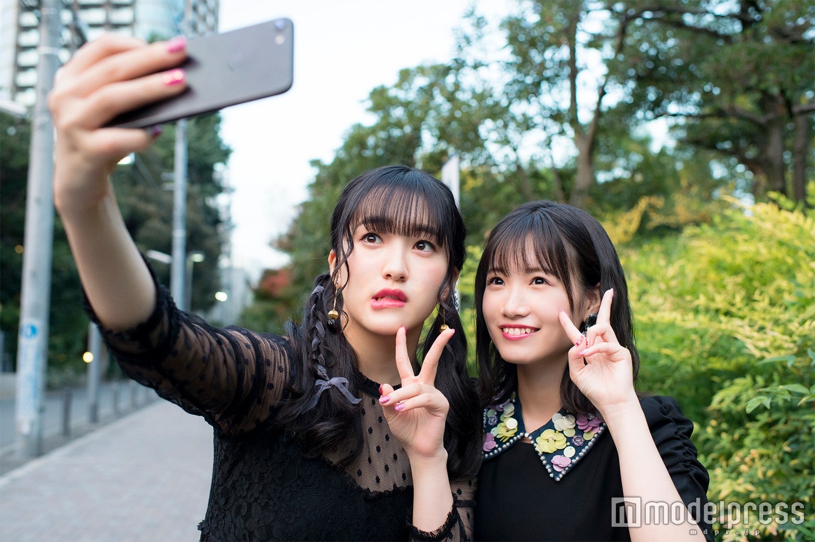 田島芽瑠＆朝長美桜 （C）モデルプレス