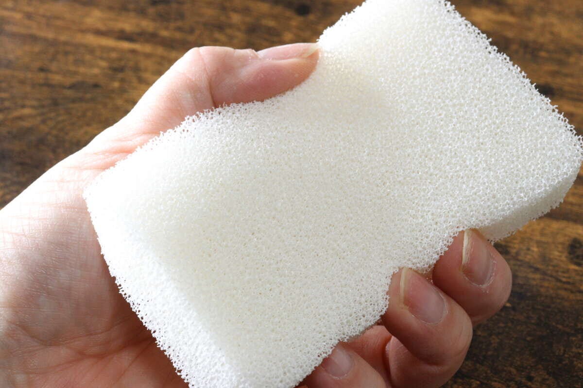ダイソーの泡立ち水切れが良いキッチンスポンジはシリコーンコーティングが施されていてへたれにくい