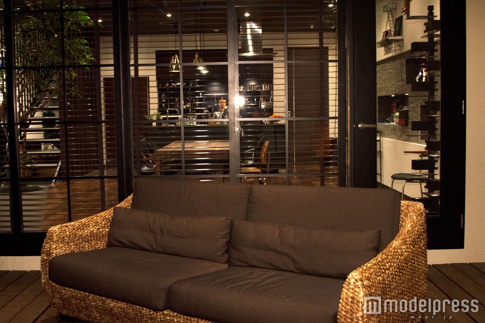 ナナリューとあすかが話したベランダもセットでした（C）モデルプレス