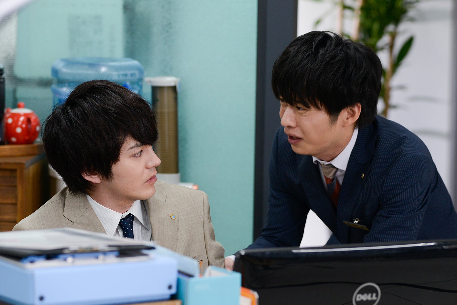 林遣都、田中圭／「おっさんずラブ」第3話より（C）テレビ朝日