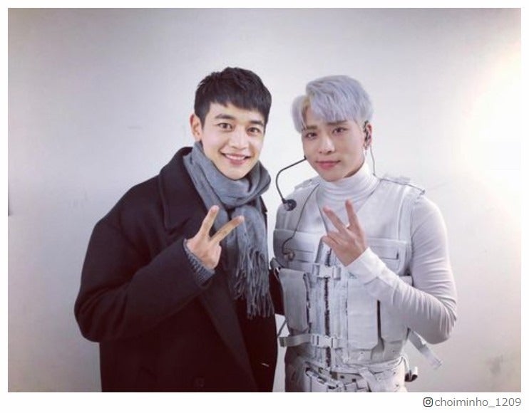 SHINeeジョンヒョンさん、命日にメンバーがメッセージ「最後の一緒に撮った写真」