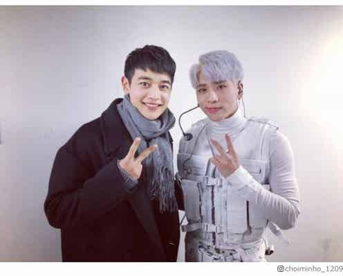 SHINeeジョンヒョンさん、命日にメンバーがメッセージ「最後の一緒に撮った写真」