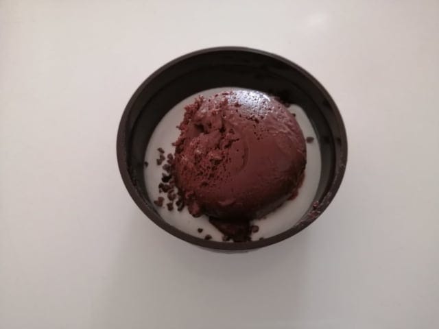 《ローソン》ムース・オ・ショコラふたを開けたところ