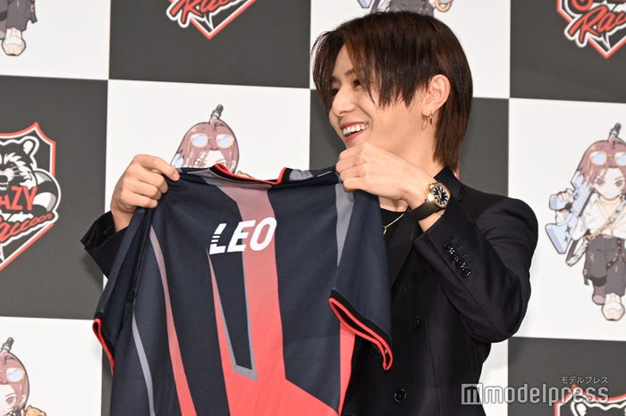 LEOのユニフォームに満面の笑みを浮かべる山田涼介(C)モデルプレス