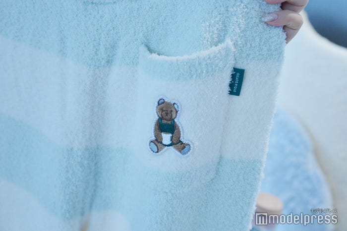 おしりポケットにピケベアのワンポイント(C)モデルプレス