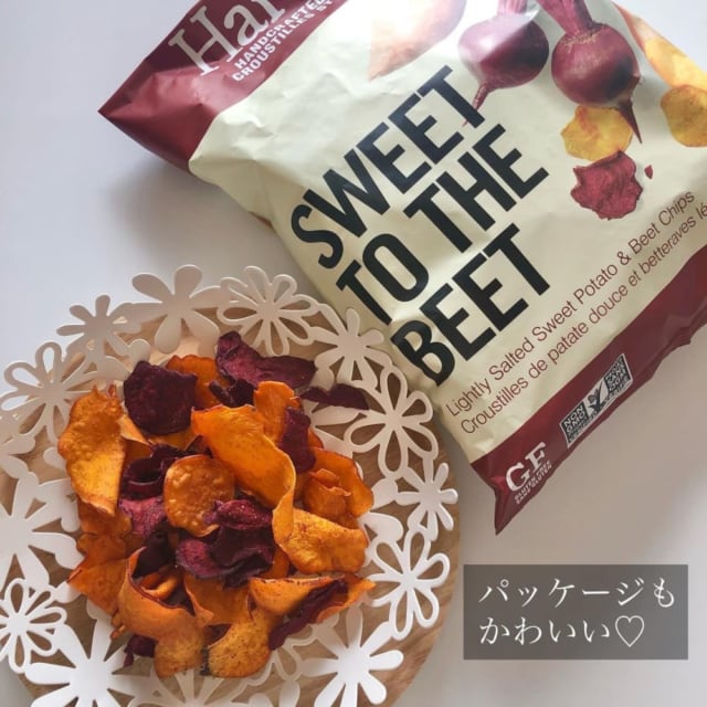 さつまいも&ビーツチップスのパッケージとお皿に盛りつけて並べたところ