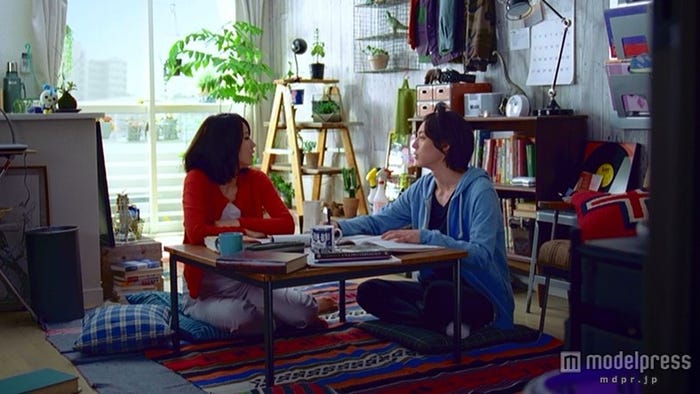 姉弟役を演じる堀北真希&高杉真宙/新CM「続ドラマ・遮音性」篇