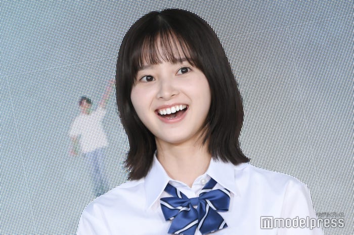 飯沼愛の肩に現れた15cmの八木勇征(C)モデルプレス