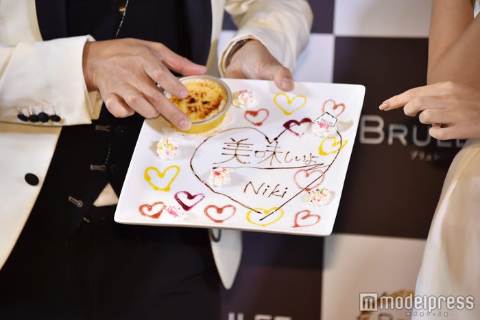 Nikiが山ちゃんのためにデコレーションしたプレート (C)モデルプレス