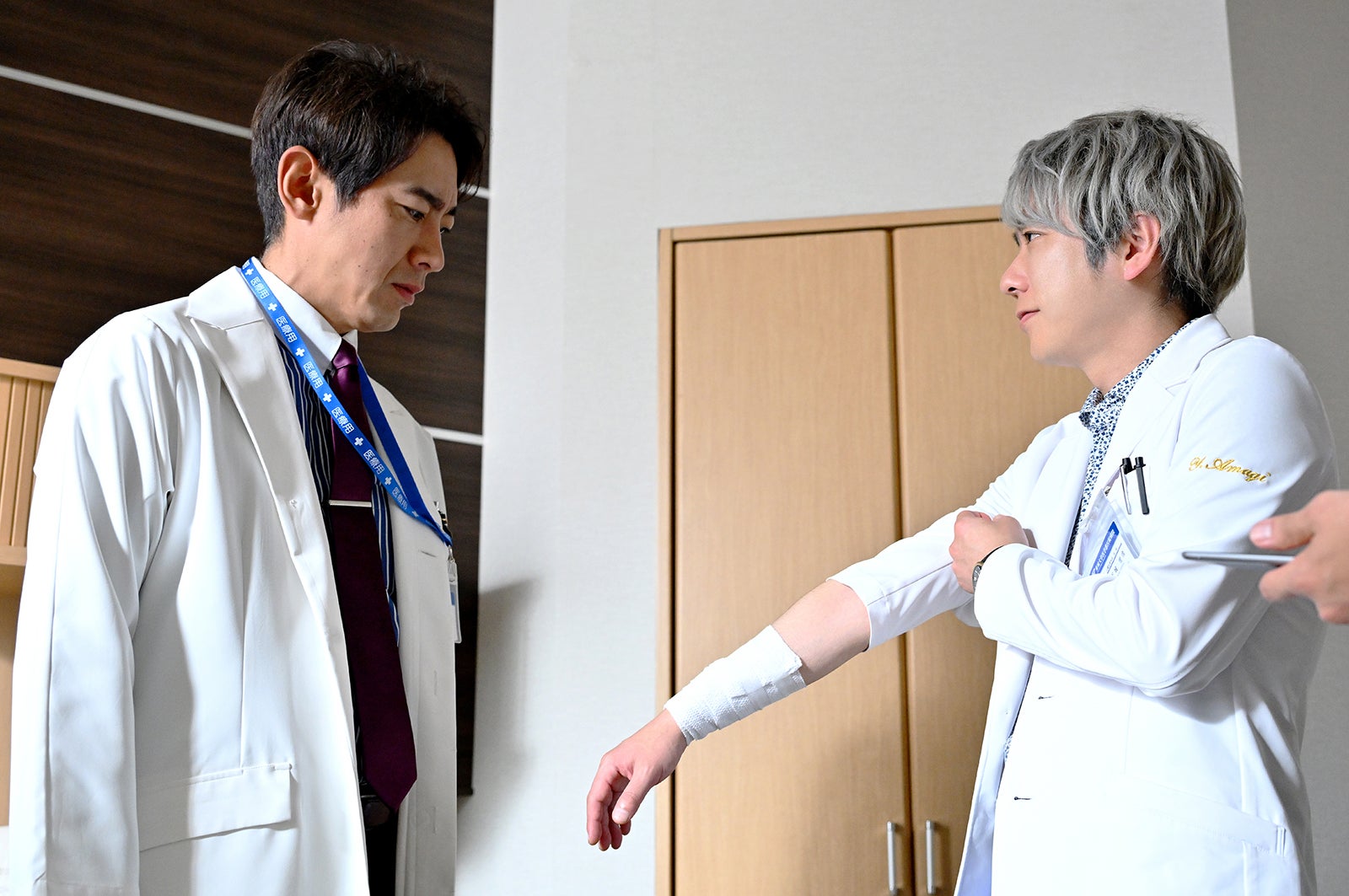 小泉孝太郎、二宮和也「ブラックペアン シーズン２」第6話より（C）TBS