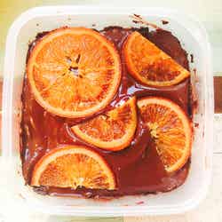 手順3：湯煎にかけたチョコレートを上から入れ、ドライオレンジを並べて再度冷やす／画像提供：柏原歩