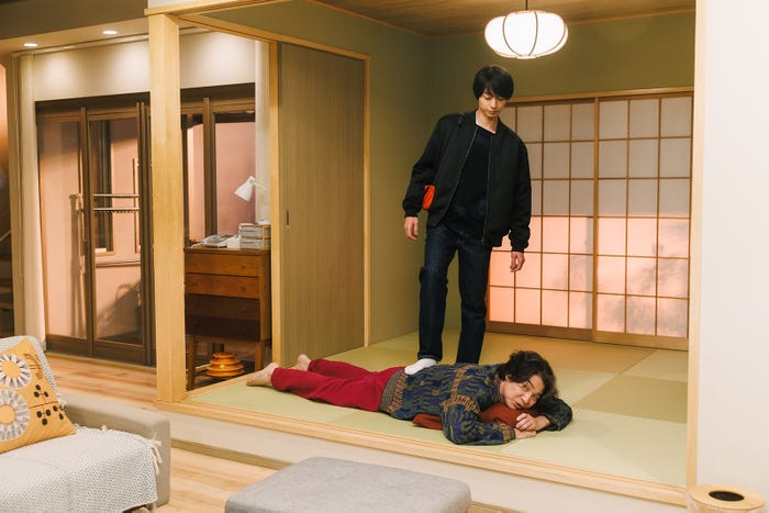 作間龍斗、吉岡秀隆「コタツがない家」最終話より(C)日本テレビ