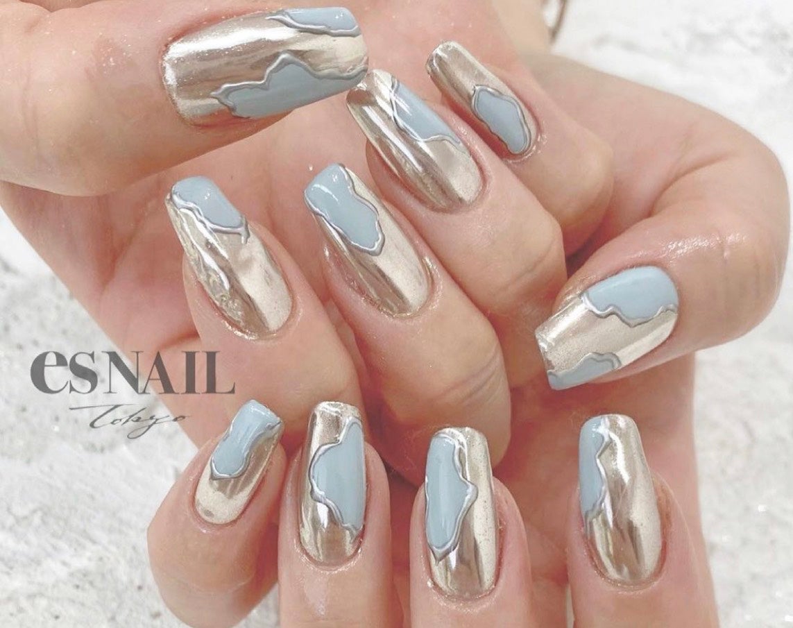マットなパステルカラー×シルバーミラー（画像提供：esNAIL）