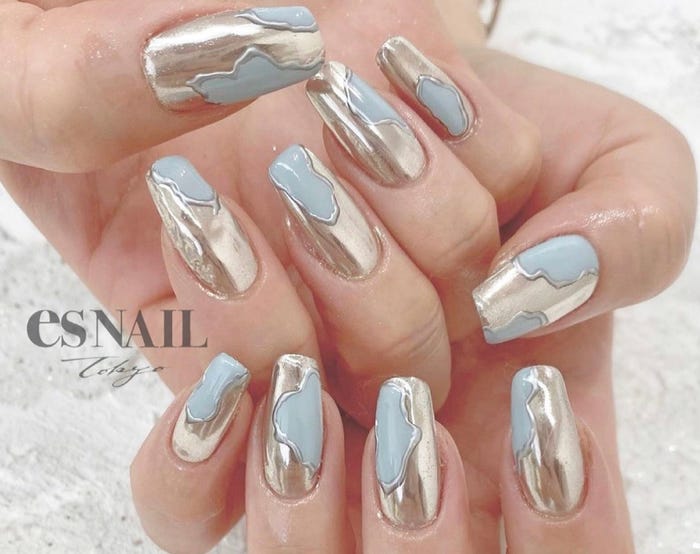 マットなパステルカラー×シルバーミラー(画像提供:esNAIL)
