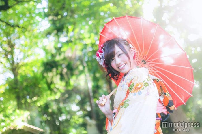 「境内で和傘をさす着物の新成人」写真素材ぱくたそ/モデル 河村友歌