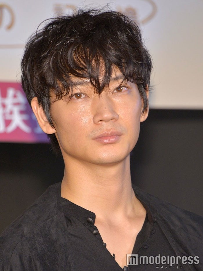 岡村隆史 綾野剛 小栗旬との豪華3ショット披露 最高すぎる 両手に花 と注目集まる モデルプレス