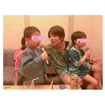 子どもとカラオケを楽しむ杉浦太陽/辻希美オフィシャルブログ(Ameba)より