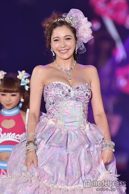 藤井リナ、美谷間くっきりドレスで圧巻の美貌にうっとり＜GirlsAward 2015 S／S＞