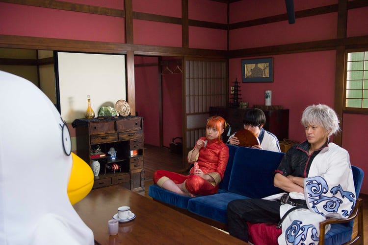 エリザベスきたー 小栗旬 菅田将暉 橋本環奈が銀魂実写化の重みに直面 縫い目どうするんだ問題 も発生 万事屋セット公開 撮影現場レポ モデルプレス エリザベスきたー 小栗旬 菅田将暉 橋本環奈が銀魂実写化の重みに直面 縫い目どうするんだ問題 も発生 万事屋セット公開 撮影現場レポ モデルプレス