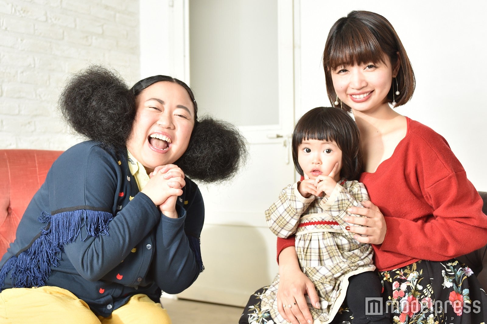 （左から）江上敬子、宗香里さんとお子さん（C）モデルプレス