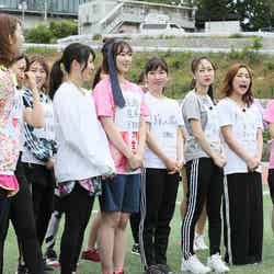 小林香菜（右から4番目）／「～もう一度花咲かせたい！～元AKB48だらけの非公認運動会」写真提供：テレビ朝日