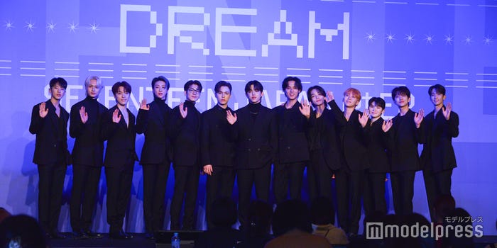 SEVENTEEN/(左から)HOSHI、JUN、DINO、THE 8、WONWOO、VERNON、S.COUPS、MINGYU、JEONGHAN、SEUNGKWAN、WOOZI、JOSHUA、DK (C)モデルプレス
