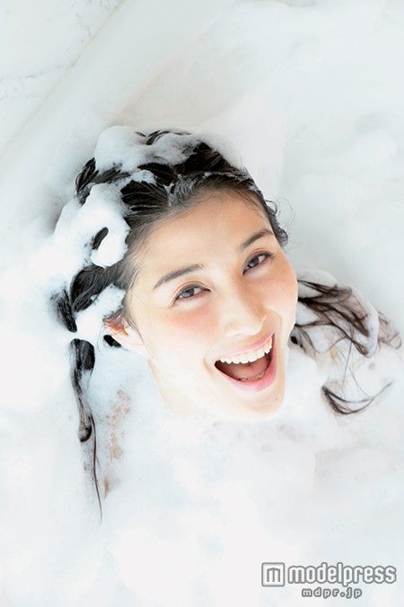 橋本マナミ 篠山紀信と 全裸 で泡まみれ 大胆ショットを公開 モデルプレス