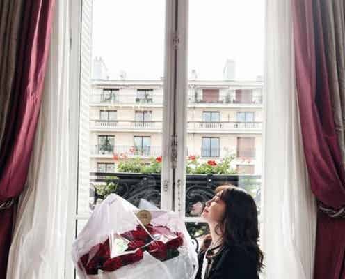 小嶋陽菜、パリでの美脚際立つオフショット公開「美術館の絵みたい」「世界一バラが似合う」と反響