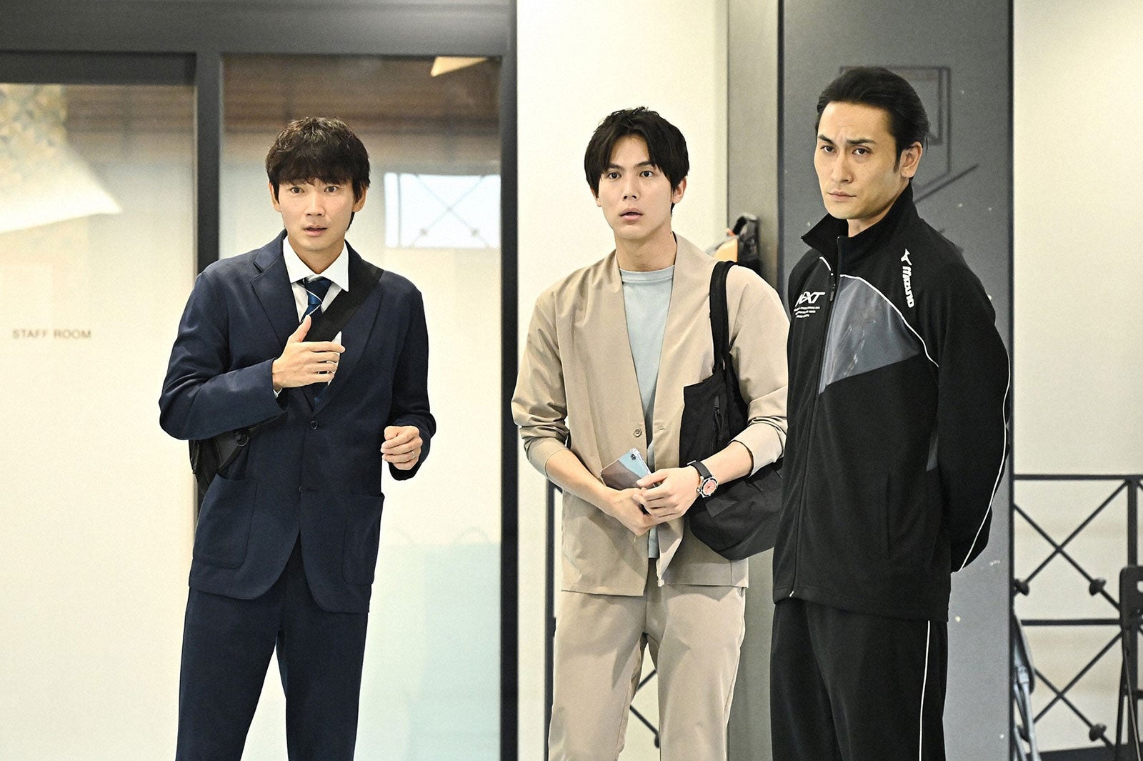 綾野剛、中川大志／「オールドルーキー」第5話より（C）TBS