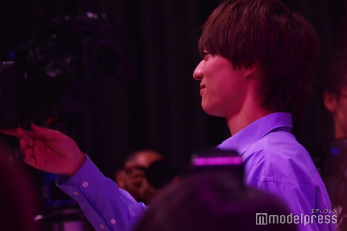 突然カメラに近づき顎クイ&キスを生披露した福本大晴(C)モデルプレス