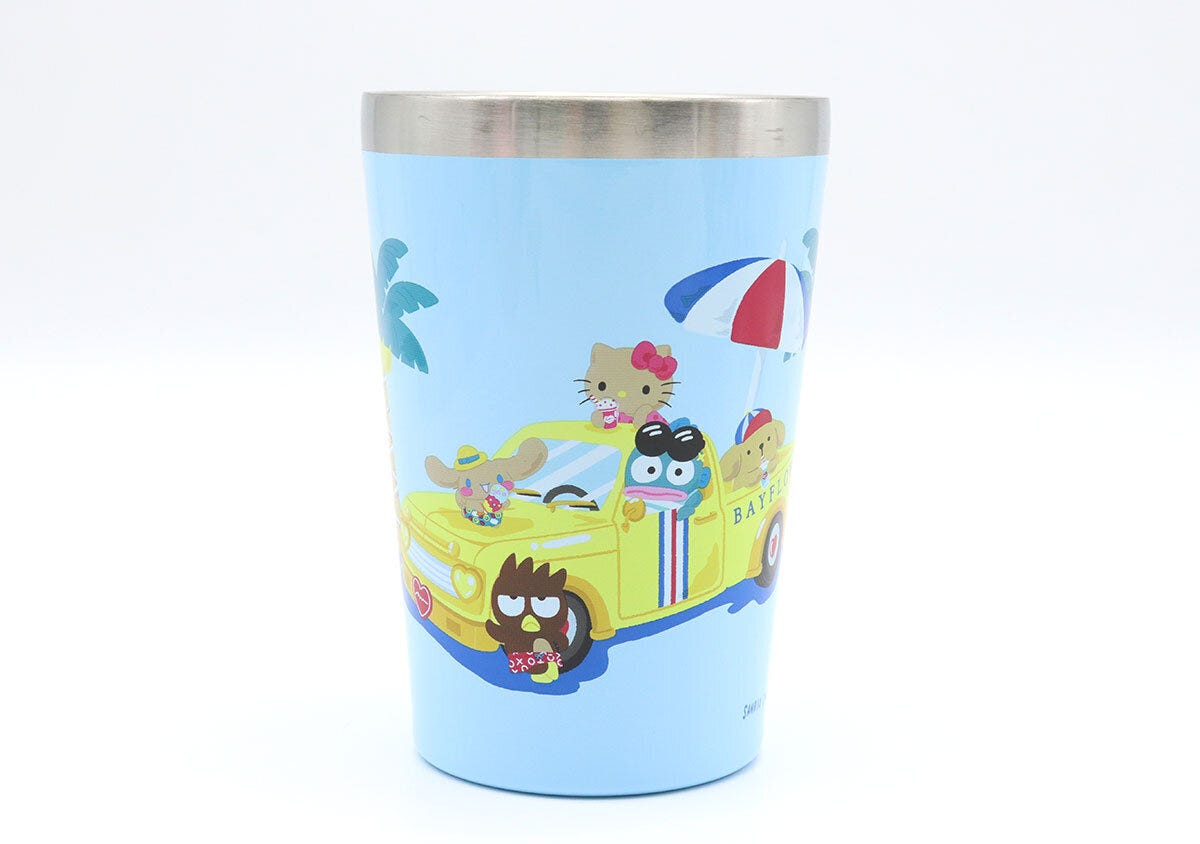 オープンカーに乗るサンリオキャラが描かれた水色タンブラー オープンカーに乗るサンリオキャラが描かれた水色タンブラー