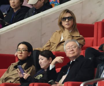 元女王2人に場内大歓声 浅田真央さん、伊藤みどりさんが並んで観戦する姿が大型ビジョンに 優勝の坂本花織を拍手で祝福