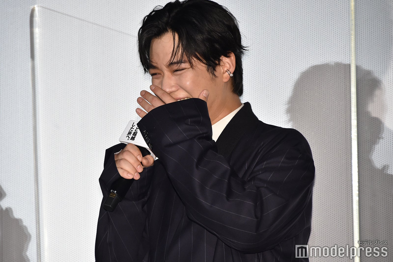 上品に笑う千葉雄大 （C）モデルプレス