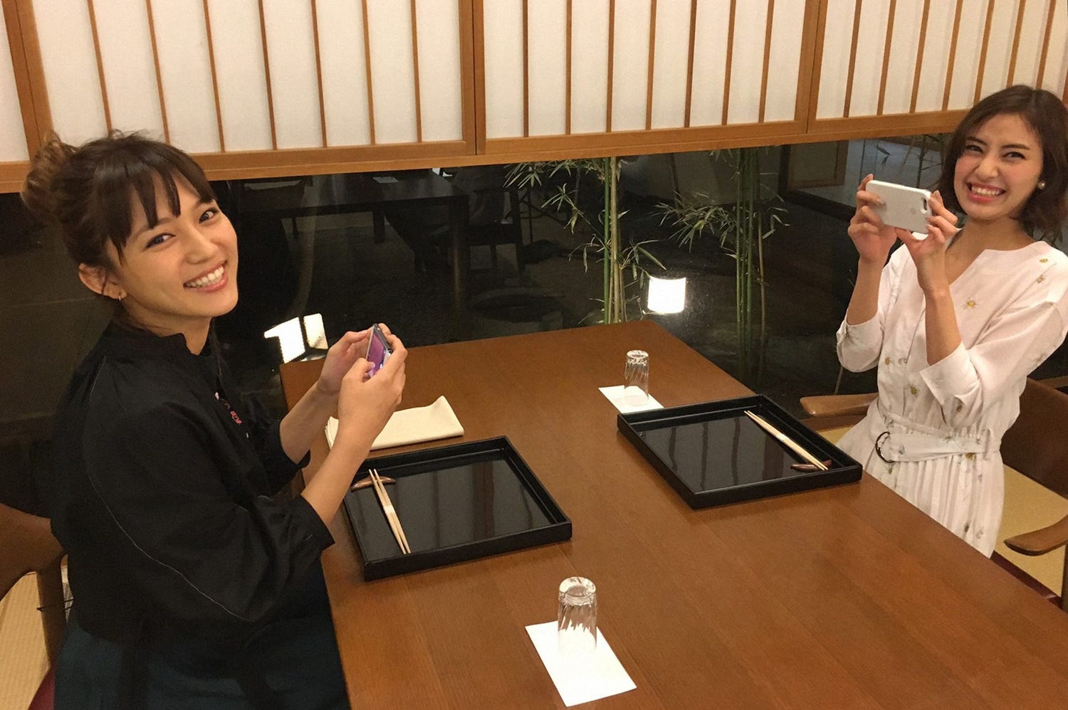 川口春奈&岡本あずさ、念願の夢を実現 新潟旅でグルメ三昧&浴衣姿も披露