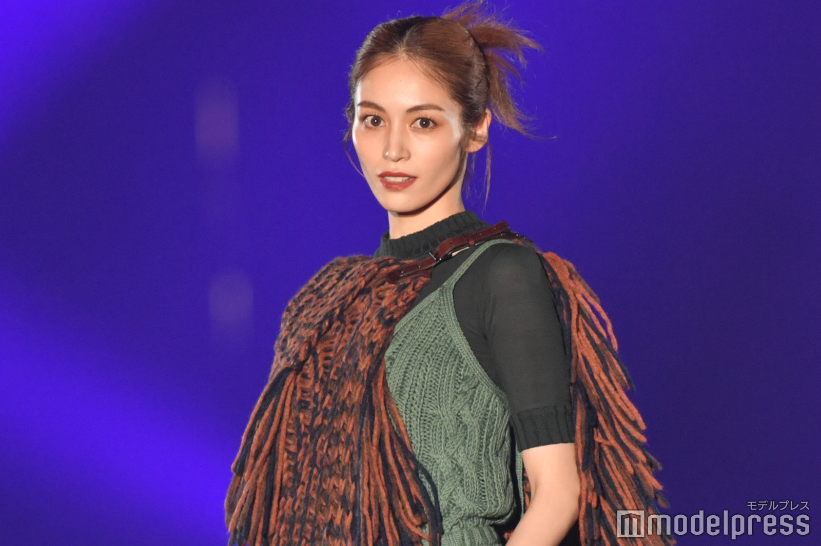 Happiness楓、超ミニ丈ワンピで美脚堂々披露 個性的カーディガンもクールに着こなす＜TGC 北九州 2022＞