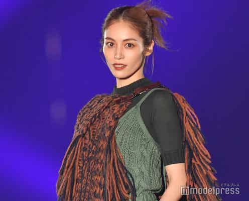 Happiness楓、超ミニ丈ワンピで美脚堂々披露 個性的カーディガンもクールに着こなす<TGC 北九州 2022>