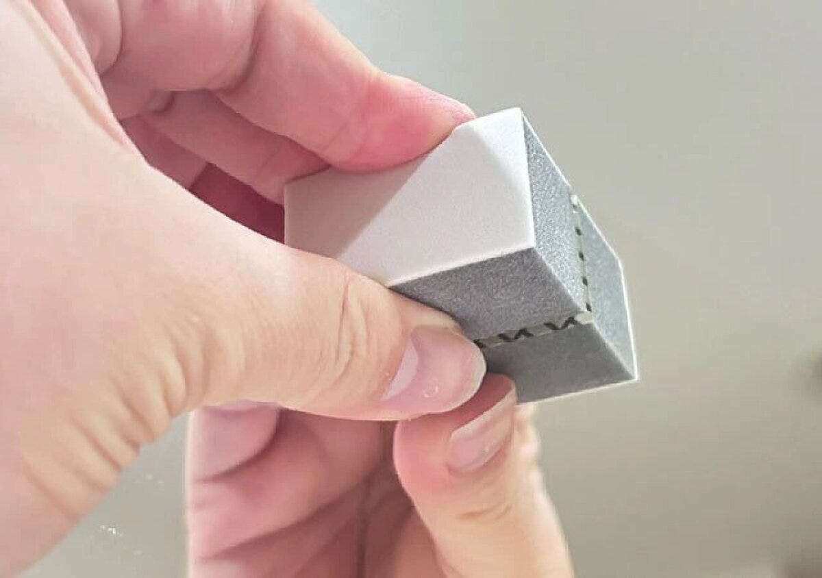 ダイソーの鏡にピタッ！ダイヤモンドウロコとりは鏡に貼って保管できる