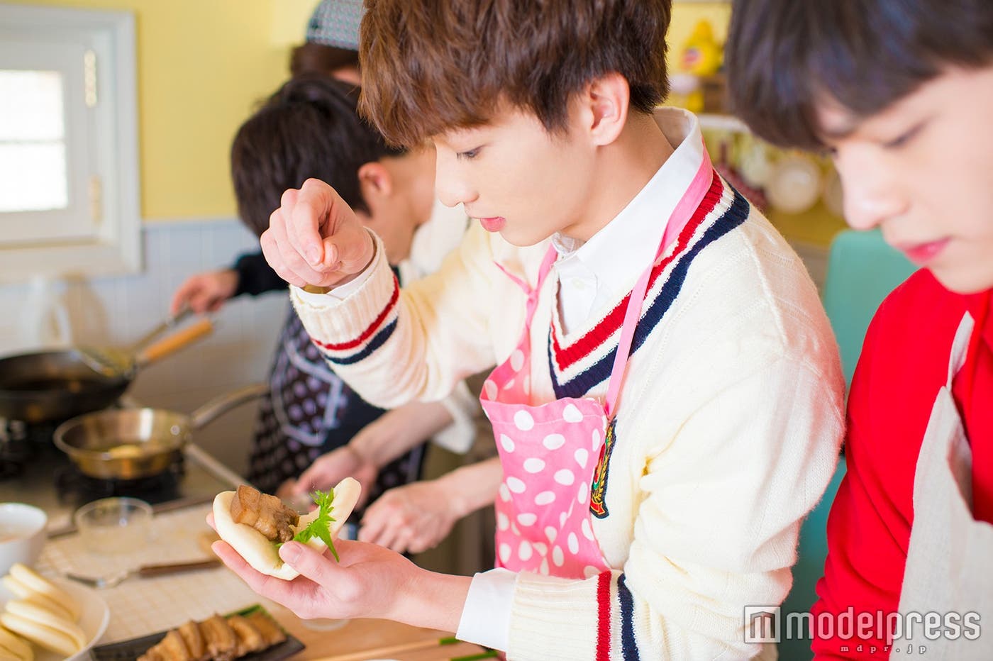 慣れない料理も必死に頑張るShawn(C)モデルプレス