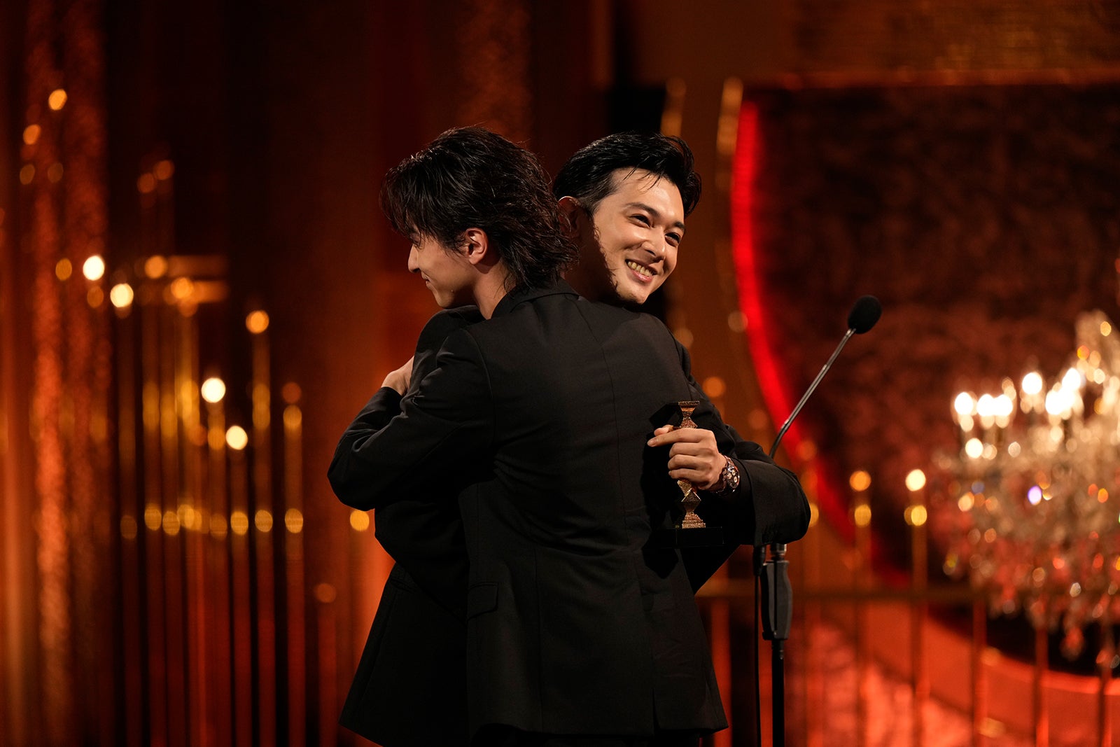 吉沢亮「国宝」で最優秀主演男優賞 横浜流星からトロフィー受け取る「彼がいなかったら僕自身も喜久雄になれなかった」【第49回日本アカデミー賞】