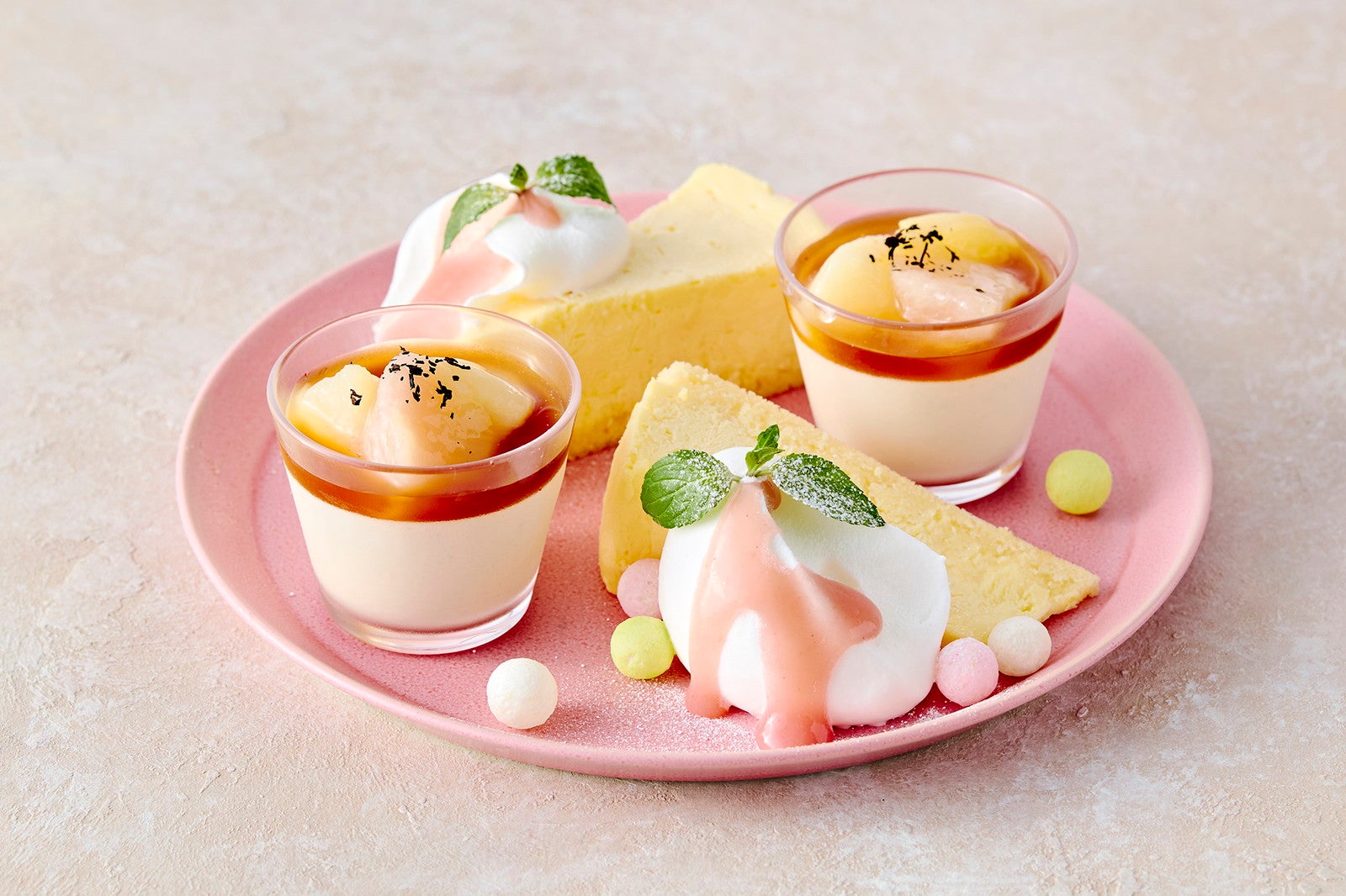 中段　口溶けなめらかな白桃と紅茶のムース／提供画像