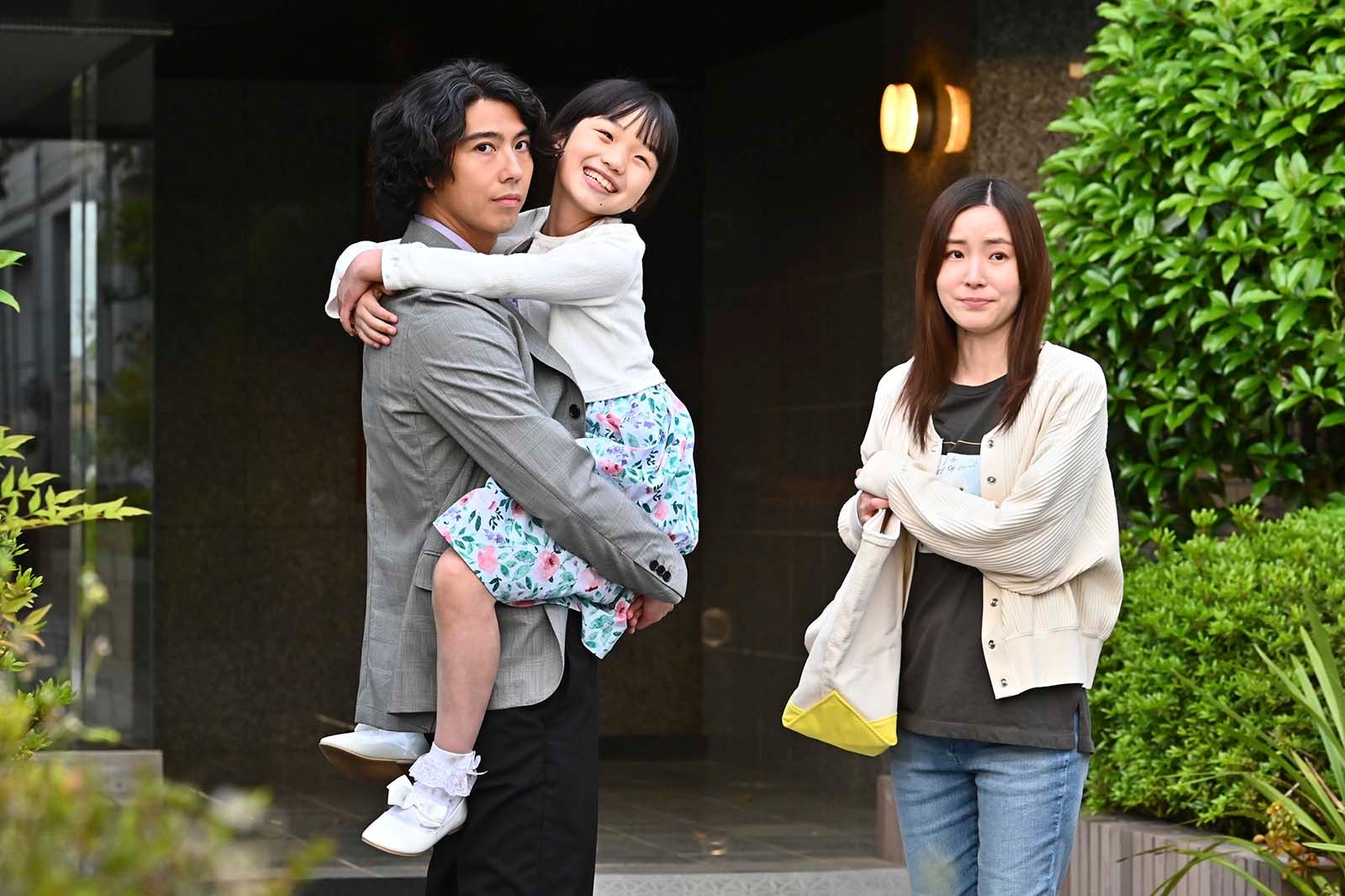 （左から）賀来賢人、山崎莉里那、蓮佛美沙子「マイファミリー」第5話より（C）TBS