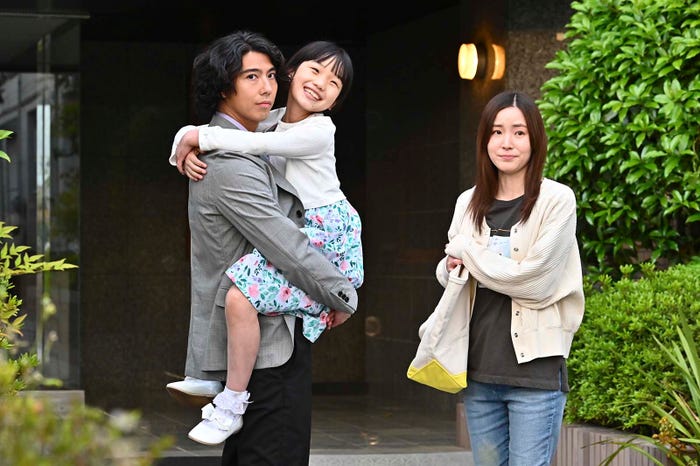 (左から)賀来賢人、山崎莉里那、蓮佛美沙子「マイファミリー」第5話より(C)TBS