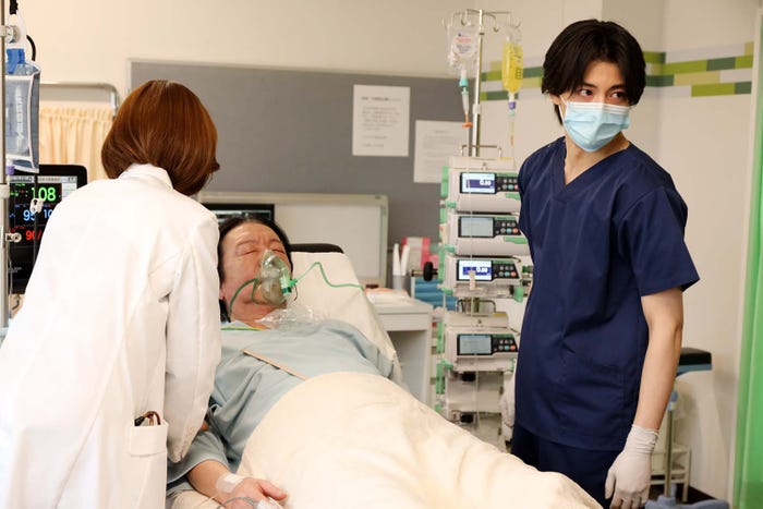 古田新太、高杉真宙「となりのナースエイド」第9話より(C)日本テレビ