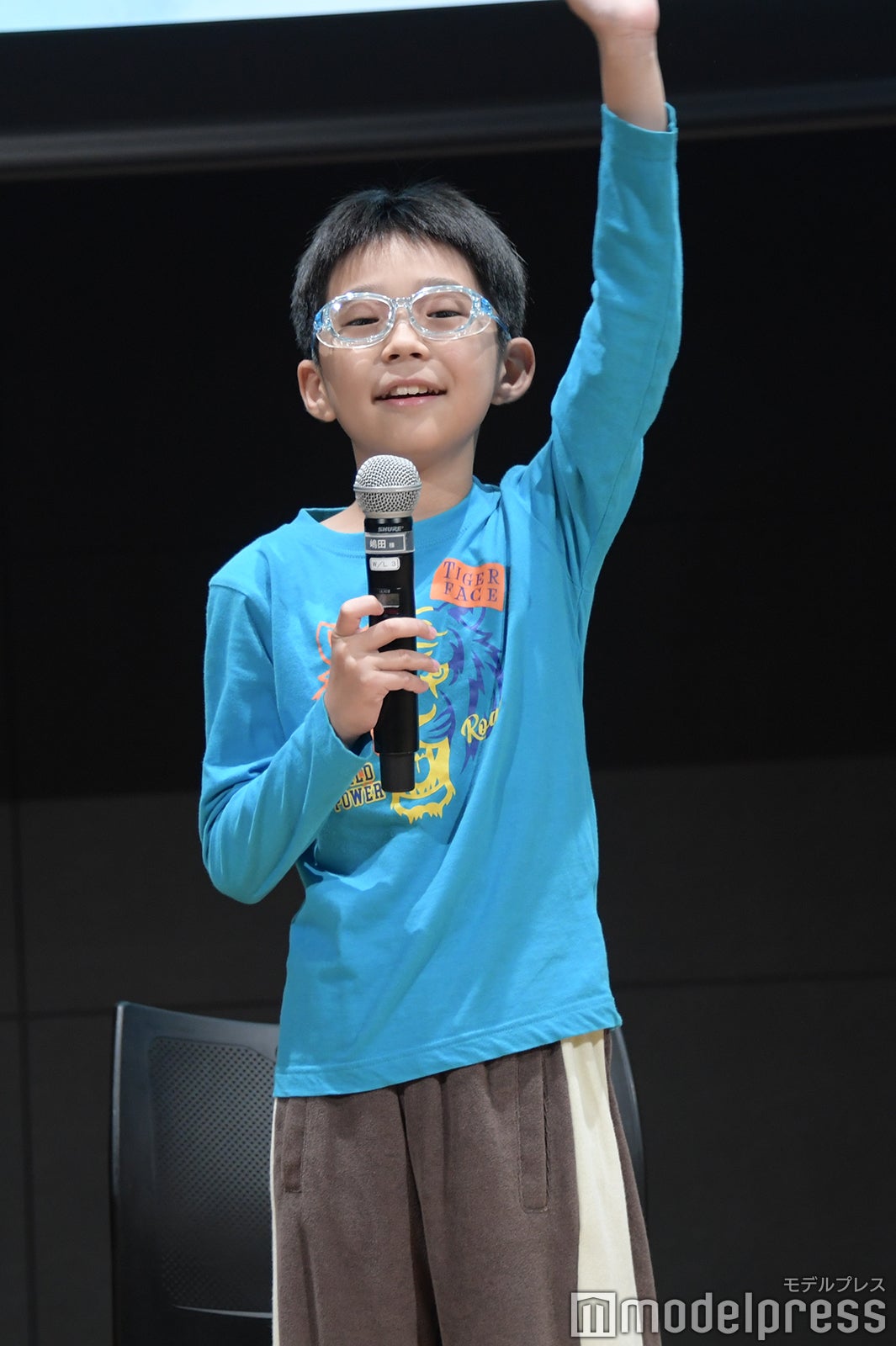 会場に元気よく手を振る嶋田鉄太（C）モデルプレス