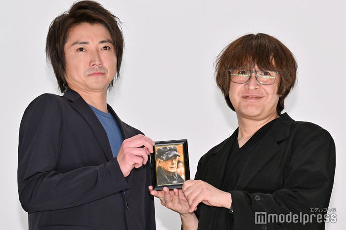 深作欣二監督の写真を持つ藤原竜也、深作健太氏(C)モデルプレス