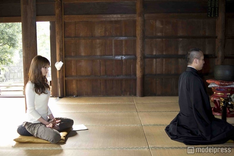 座禅を体験する押切もえ