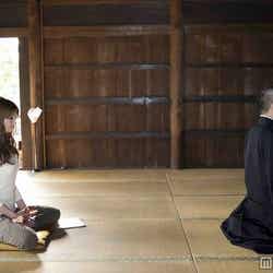 座禅を体験する押切もえ