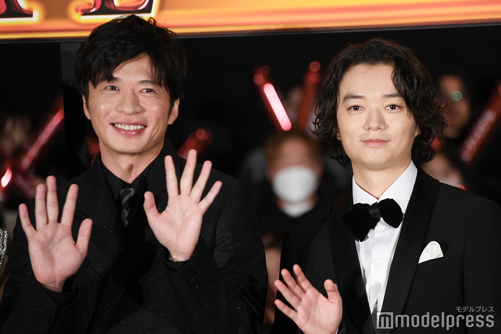 手を振る田中圭、染谷将太（C）モデルプレス